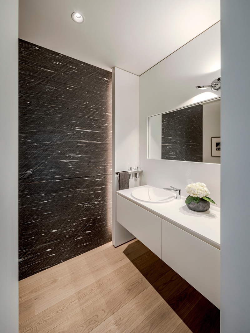 Press kit | 2757-38 - Press release | Swatt Miers Architects Serves Up California Cool with a Warm Modern Twist - Swatt Miers Architects - Residential Architecture -   Owyang House:  Finishes, furnishings and equipment (FF&amp;E) sources include Blomberg Windows, Bulthaup Kitchen, Gaggenau Appliances, B&amp;B Italia, Poliform, Cassina and Minotti.  Casework is by Porro and by Rimadesio. The Antonio Lupi lacquer vanity features an Antonio Lupi Breccia integrated washbasin in Flumood. <br style="">  - Photo credit: Tim Griffith