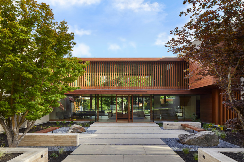 Press kit | 2757-38 - Press release | Swatt Miers Architects Serves Up California Cool with a Warm Modern Twist - Swatt Miers Architects - Residential Architecture -  Happy Valley Residence:  The site for this new 10,800 square foot home is a prized 2.3 acre level parcel, bordered by a year-round creek   The plan is a simple “H” shape with an entry courtyard on the north side and a large covered lanai on the south side.  - Photo credit:  Russell Abraham  