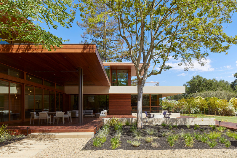 Press kit | 2757-38 - Press release | Swatt Miers Architects Serves Up California Cool with a Warm Modern Twist - Swatt Miers Architects - Residential Architecture -  Happy Valley Residence:  A key design strategy involved re-using the footprint of a pre-existing home as the basis for the new design – in order to preserve the beautiful mature landscaping that surrounds the home on all sides.  The result is a new home with a timeless quality, perfectly knitted to its beautiful site. - Photo credit:   Russell Abraham  