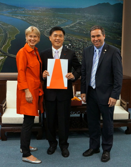 Dossier de presse | 753-09 - Communiqué de presse | Bilan positif pour la mission du design québécois à Taipei - Mission Design - Évènement + Exposition - Helen Fotopulos, membre du comité exécutif de la Ville de Montréal, Lung-Bin Hau, Maire de Taipei et Alain Dufour, directeur général de Mission Design. Avec le catalogue des projets présentés sur le stand Mission Design - Crédit photo : Mission Design