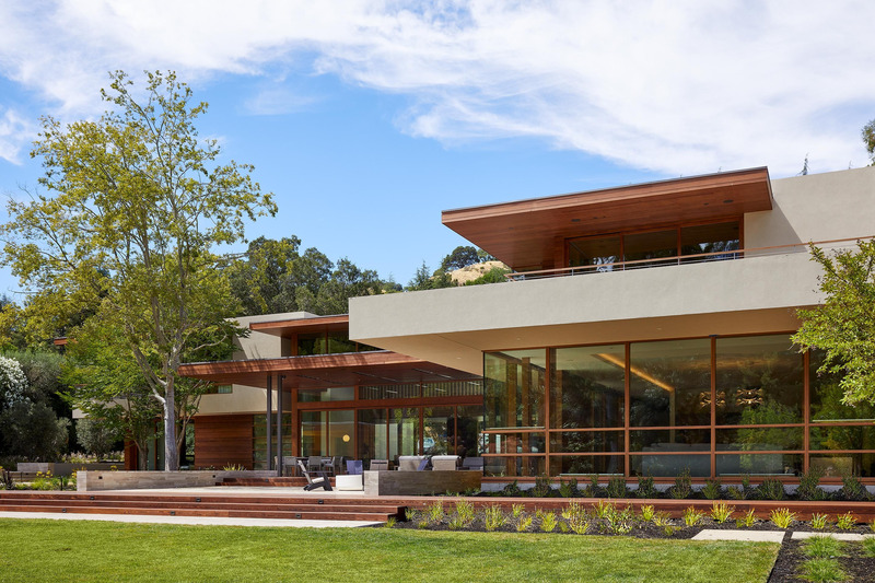 Press kit | 2757-38 - Press release | Swatt Miers Architects Serves Up California Cool with a Warm Modern Twist - Swatt Miers Architects - Residential Architecture -   Happy Valley Residence:  Materials are warm and natural, including Western Red Cedar for siding, some interior walls and ceilings, and Travertine walls, flooring and terraces. Windows and doors were custom made from Douglas Fir, stained to match the cedar siding.  - Photo credit:  Russell Abraham 