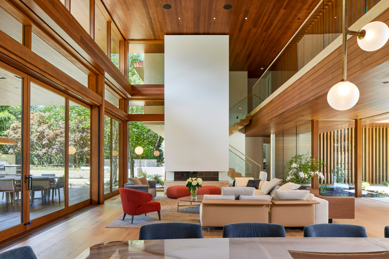 Press kit | 2757-38 - Press release | Swatt Miers Architects Serves Up California Cool with a Warm Modern Twist - Swatt Miers Architects - Residential Architecture -   Happy Valley Residence: Located in the center of the "H" shape, this grand two-story great room opens directly to the  kitchen and family areas on the east side of the “H” and the home office and guest suite on the opposite side. Both wings are connected by a beautiful bridge that overlooks the great room. - Photo credit:  Russell Abraham 