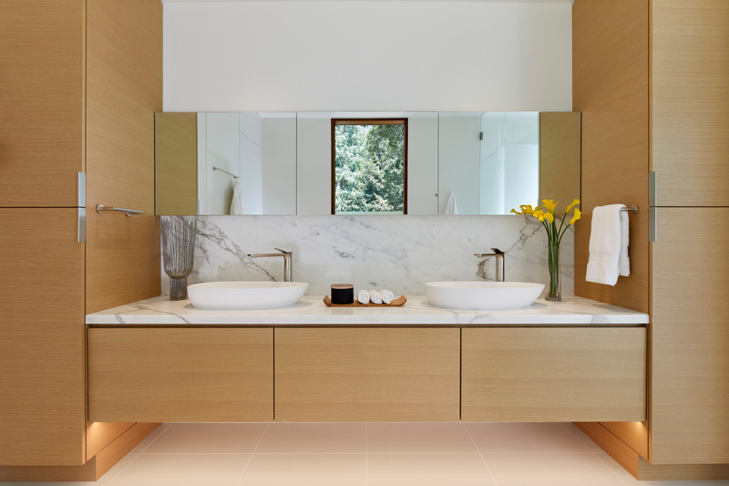 Press kit | 2757-38 - Press release | Swatt Miers Architects Serves Up California Cool with a Warm Modern Twist - Swatt Miers Architects - Residential Architecture -    Happy Valley Residence: The master bath casework was by Rivendell.  Henrybuilt was sourced for the closet system shown and the kitchen (not shown), which also features appliances from Gaggenau and Miele.  - Photo credit:  Russell Abraham 