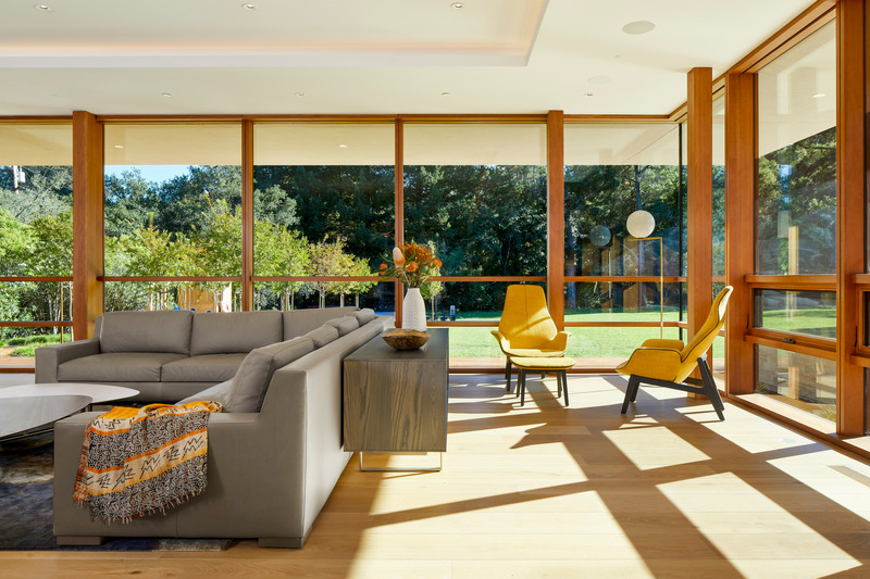 Press kit | 2757-38 - Press release | Swatt Miers Architects Serves Up California Cool with a Warm Modern Twist - Swatt Miers Architects - Residential Architecture -   Happy Valley Residence:  Furniture was sourced from Minotti, Poliform, HR, DWR and BluDot. Wall coverings were sourced from Minted Wallpaper and Livette's Wallpaper,   - Photo credit:  Russell Abraham 
