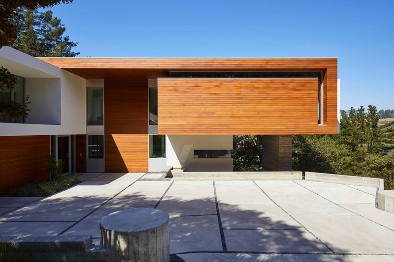 Press kit | 2757-38 - Press release | Swatt Miers Architects Serves Up California Cool with a Warm Modern Twist - Swatt Miers Architects - Residential Architecture -   Drury Court Residence:  Architectural forms are sculpted into the hillside of the uniquely sited two-acre property high in the Oakland/Berkeley Hills.  From its quiet, two-story eastern entrance facade and entry court, the residence unfolds into a bolder, three-story, sun-shaded western elevation, as the site slopes sharply to the west, offering stunning bay views, while abutting a regional park on the north and west side.  - Photo credit: Russell Abraham