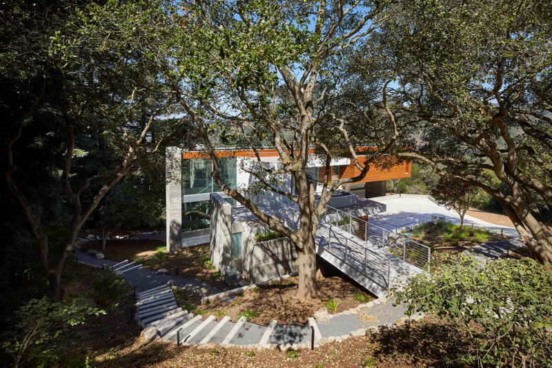 Press kit | 2757-38 - Press release | Swatt Miers Architects Serves Up California Cool with a Warm Modern Twist - Swatt Miers Architects - Residential Architecture -   Drury Court Residence:  The design enables all three levels to be accessed from existing grade, as the structure terraces down the hillside. All the trees on the site were preserved, and several wonderful Oak trees were integrated into the design—one of which becomes part of the upper-level bedroom balcony.  - Photo credit: Russell Abraham