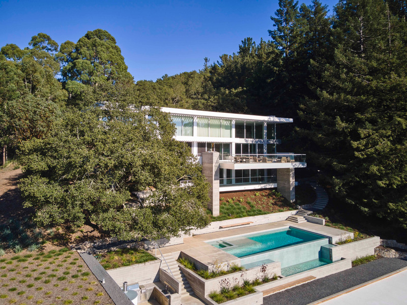 Press kit | 2757-38 - Press release | Swatt Miers Architects Serves Up California Cool with a Warm Modern Twist - Swatt Miers Architects - Residential Architecture -  Drury Court Residence: A series of two- and three-story board-formed concrete core walls and columns were established to support 3 clear-span floor plates stepping down the hillside. These concrete elements have been scaled to achieve a harmonic counterpoint to the towering, mature Redwood grove bordering the property's southern edge.   - Photo credit: Russell Abraham