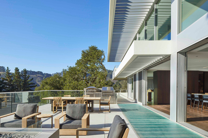 Press kit | 2757-38 - Press release | Swatt Miers Architects Serves Up California Cool with a Warm Modern Twist - Swatt Miers Architects - Residential Architecture - <p style="">   Drury Court Residence:  The design is realized with simple, natural exterior materials, including cedar siding, board formed concrete, cement plaster with acrylic finish coat, and trellis shaded aluminum, high-performance glass windows and doors. The highly efficient electric heat pump system is supplemented by solar panels with battery backup.</p><p style="">  <br></p><p style="">The project team included Swatt Miers Architects, Ethan Allen Construction (Contractor), PROVEST Structural Engineering, Joe Huettl (Landscape), Kim Cladas (Lighting Design), and Philip Neumann Energy Design (Mechanical).  </p> - Photo credit: Russell Abraham