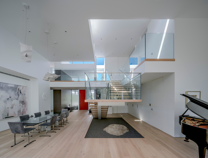 Press kit | 2757-38 - Press release | Swatt Miers Architects Serves Up California Cool with a Warm Modern Twist - Swatt Miers Architects - Residential Architecture -    <p> Owyang House:  The low ceiling of the entrance gallery gives way to the dining and living great room located on axis with the entrance and featuring a painting by Michael Müller.</p>    - Photo credit: Tim Griffith