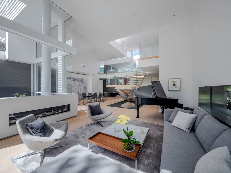 Press kit | 2757-38 - Press release | Swatt Miers Architects Serves Up California Cool with a Warm Modern Twist - Swatt Miers Architects - Residential Architecture -    Owyang House:  The ground floor level, shown in part here, includes ‘public’ spaces – kitchen, family, dining and living spaces . - Photo credit: Tim Griffith