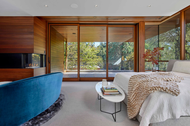 Press kit | 2757-38 - Press release | Swatt Miers Architects Serves Up California Cool with a Warm Modern Twist - Swatt Miers Architects - Residential Architecture - <p>Happy Valley Residence:  The master suite (shown here) is located on the second floor, above the home office and guest suite, while the children’s wing is above the kitchen and family room.</p> - Photo credit: Russell Abraham