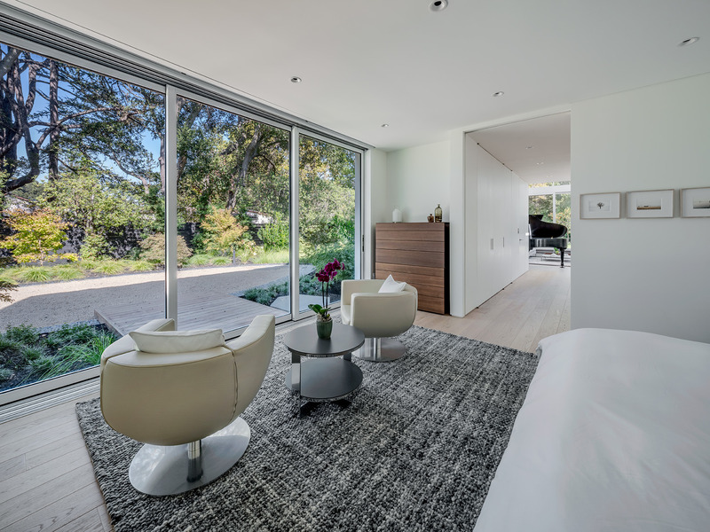Press kit | 2757-38 - Press release | Swatt Miers Architects Serves Up California Cool with a Warm Modern Twist - Swatt Miers Architects - Residential Architecture - The primary suite is located on the ground floor level. The upper level includes an office and guest bedrooms in two wings connected by a floating bridge with north-facing clerestory windows above. - Photo credit: Tim Griffith
