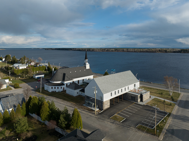 Dossier de presse | 7070-01 - Communiqué de presse | Espace Péribonka : un lieu culturel rayonnant au bord du Lac-Saint-Jean - Maîtres d’Œuvre Architectes (MDO) - Architecture institutionnelle - Crédit photo : Stéphane Groleau