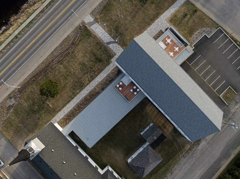 Dossier de presse | 7070-01 - Communiqué de presse | Espace Péribonka : un lieu culturel rayonnant au bord du Lac-Saint-Jean - Maîtres d’Œuvre Architectes (MDO) - Architecture institutionnelle - Crédit photo : Stéphane Groleau