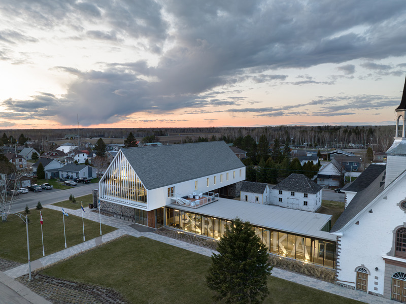 Dossier de presse | 7070-01 - Communiqué de presse | Espace Péribonka : un lieu culturel rayonnant au bord du Lac-Saint-Jean - Maîtres d’Œuvre Architectes (MDO) - Architecture institutionnelle - Crédit photo : Stéphane Groleau
