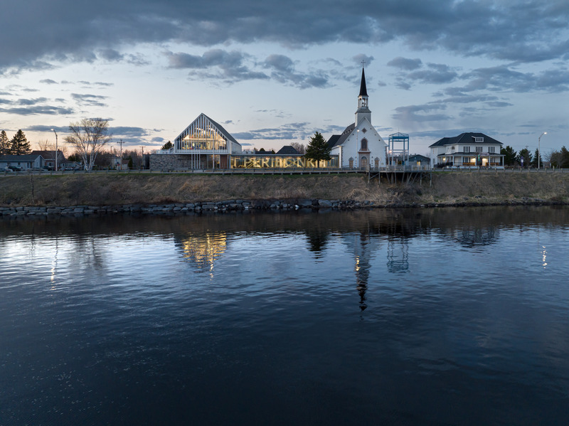 Dossier de presse | 7070-01 - Communiqué de presse | Espace Péribonka : un lieu culturel rayonnant au bord du Lac-Saint-Jean - Maîtres d’Œuvre Architectes (MDO) - Architecture institutionnelle - Crédit photo : Stéphane Groleau