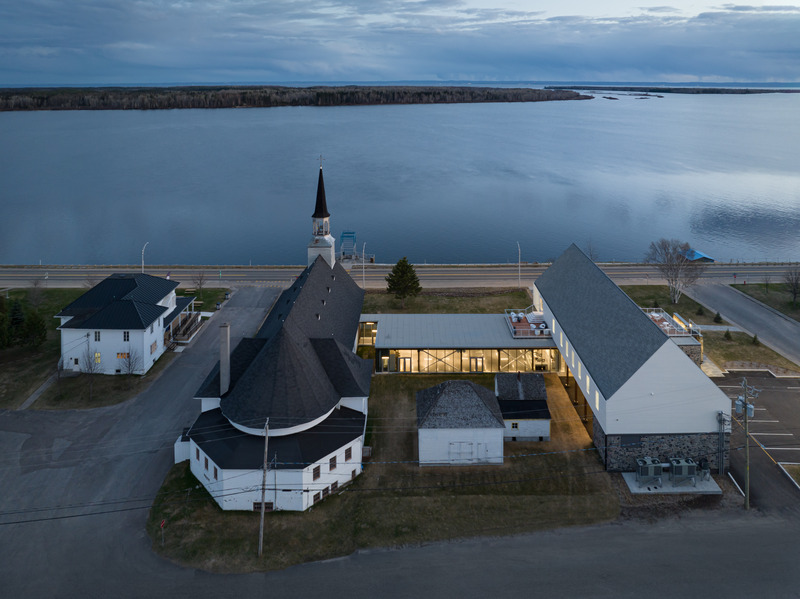 Dossier de presse | 7070-01 - Communiqué de presse | Espace Péribonka : un lieu culturel rayonnant au bord du Lac-Saint-Jean - Maîtres d’Œuvre Architectes (MDO) - Architecture institutionnelle - Crédit photo : Stéphane Groleau