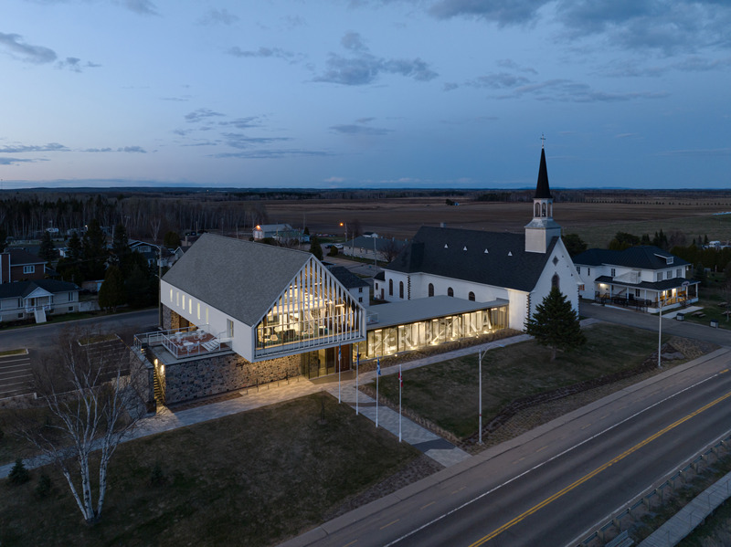 Dossier de presse | 7070-01 - Communiqué de presse | Espace Péribonka : un lieu culturel rayonnant au bord du Lac-Saint-Jean - Maîtres d’Œuvre Architectes (MDO) - Architecture institutionnelle - Crédit photo : Stéphane Groleau