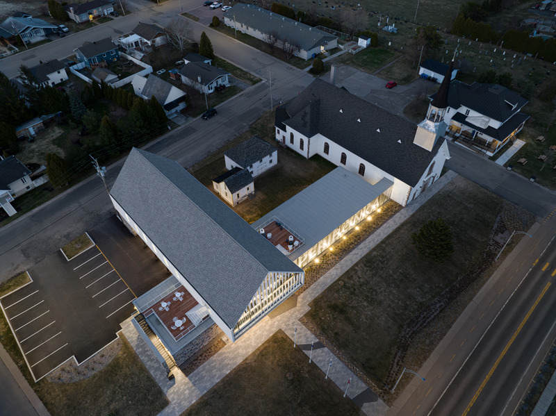 Dossier de presse | 7070-01 - Communiqué de presse | Espace Péribonka : un lieu culturel rayonnant au bord du Lac-Saint-Jean - Maîtres d’Œuvre Architectes (MDO) - Architecture institutionnelle - Crédit photo : Stéphane Groleau