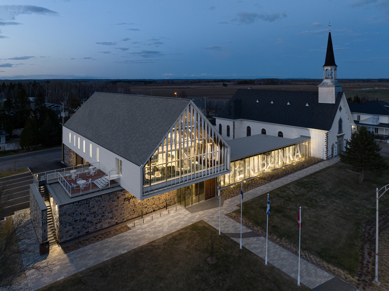 Dossier de presse | 7070-01 - Communiqué de presse | Espace Péribonka : un lieu culturel rayonnant au bord du Lac-Saint-Jean - Maîtres d’Œuvre Architectes (MDO) - Architecture institutionnelle - Crédit photo : Stéphane Groleau