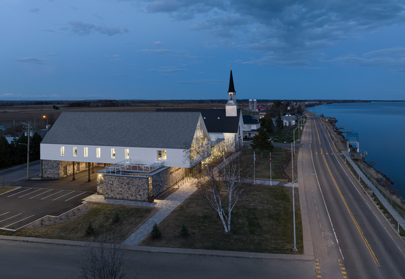 Dossier de presse | 7070-01 - Communiqué de presse | Espace Péribonka : un lieu culturel rayonnant au bord du Lac-Saint-Jean - Maîtres d’Œuvre Architectes (MDO) - Architecture institutionnelle - Crédit photo : Stéphane Groleau