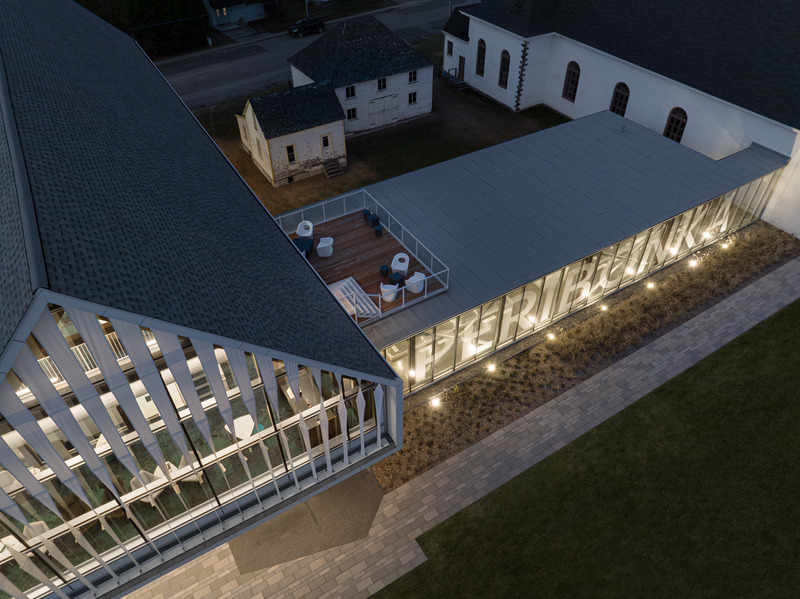 Dossier de presse | 7070-01 - Communiqué de presse | Espace Péribonka : un lieu culturel rayonnant au bord du Lac-Saint-Jean - Maîtres d’Œuvre Architectes (MDO) - Architecture institutionnelle - Crédit photo : Stéphane Groleau
