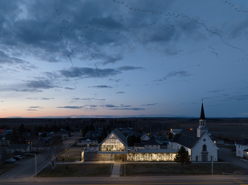 Dossier de presse | 7070-01 - Communiqué de presse | Espace Péribonka : un lieu culturel rayonnant au bord du Lac-Saint-Jean - Maîtres d’Œuvre Architectes (MDO) - Architecture institutionnelle - Crédit photo : Stéphane Groleau
