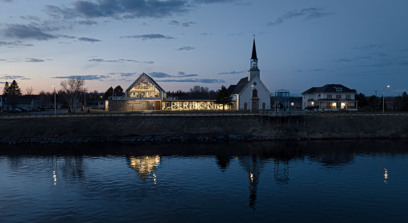 Dossier de presse | 7070-01 - Communiqué de presse | Espace Péribonka : un lieu culturel rayonnant au bord du Lac-Saint-Jean - Maîtres d’Œuvre Architectes (MDO) - Architecture institutionnelle - Crédit photo : Stéphane Groleau