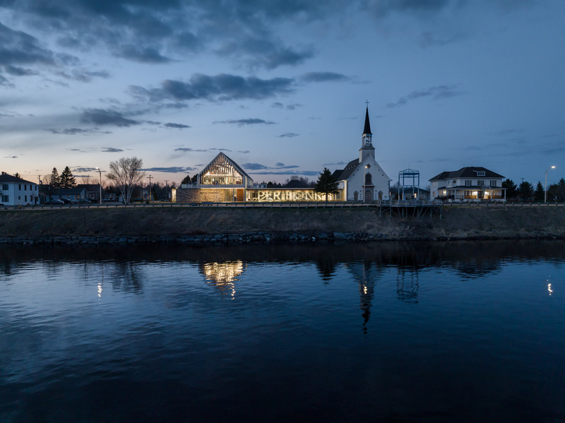 Dossier de presse | 7070-01 - Communiqué de presse | Espace Péribonka : un lieu culturel rayonnant au bord du Lac-Saint-Jean - Maîtres d’Œuvre Architectes (MDO) - Architecture institutionnelle - Crédit photo : Stéphane Groleau