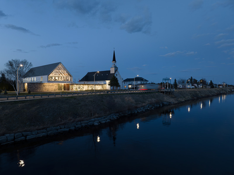 Dossier de presse | 7070-01 - Communiqué de presse | Espace Péribonka : un lieu culturel rayonnant au bord du Lac-Saint-Jean - Maîtres d’Œuvre Architectes (MDO) - Architecture institutionnelle - Crédit photo : Stéphane Groleau