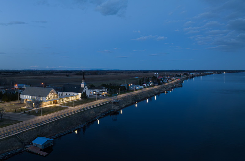 Dossier de presse | 7070-01 - Communiqué de presse | Espace Péribonka : un lieu culturel rayonnant au bord du Lac-Saint-Jean - Maîtres d’Œuvre Architectes (MDO) - Architecture institutionnelle - Crédit photo : Stéphane Groleau