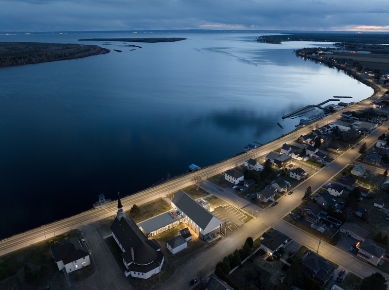 Dossier de presse | 7070-01 - Communiqué de presse | Espace Péribonka : un lieu culturel rayonnant au bord du Lac-Saint-Jean - Maîtres d’Œuvre Architectes (MDO) - Architecture institutionnelle - Crédit photo : Stéphane Groleau