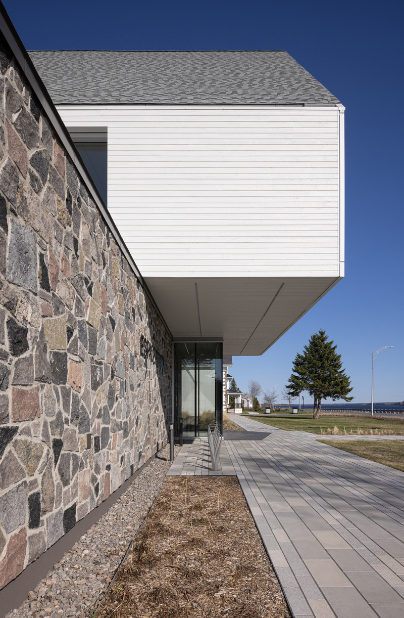 Dossier de presse | 7070-01 - Communiqué de presse | Espace Péribonka : un lieu culturel rayonnant au bord du Lac-Saint-Jean - Maîtres d’Œuvre Architectes (MDO) - Architecture institutionnelle - Crédit photo : Stéphane Groleau