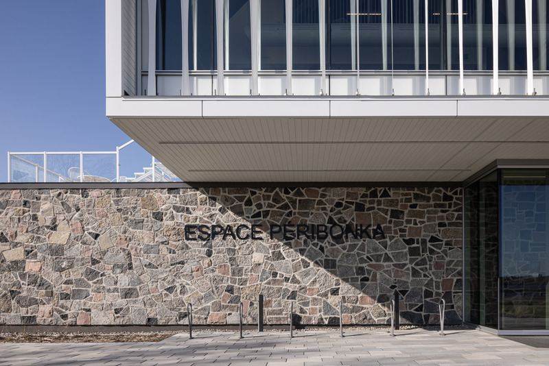 Dossier de presse | 7070-01 - Communiqué de presse | Espace Péribonka : un lieu culturel rayonnant au bord du Lac-Saint-Jean - Maîtres d’Œuvre Architectes (MDO) - Architecture institutionnelle - Crédit photo : Stéphane Groleau