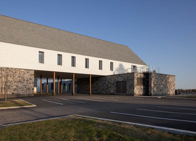 Dossier de presse | 7070-01 - Communiqué de presse | Espace Péribonka : un lieu culturel rayonnant au bord du Lac-Saint-Jean - Maîtres d’Œuvre Architectes (MDO) - Architecture institutionnelle - Crédit photo : Stéphane Groleau