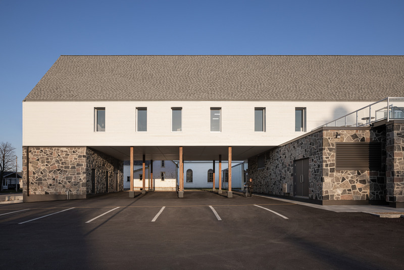 Dossier de presse | 7070-01 - Communiqué de presse | Espace Péribonka : un lieu culturel rayonnant au bord du Lac-Saint-Jean - Maîtres d’Œuvre Architectes (MDO) - Architecture institutionnelle - Crédit photo : Stéphane Groleau
