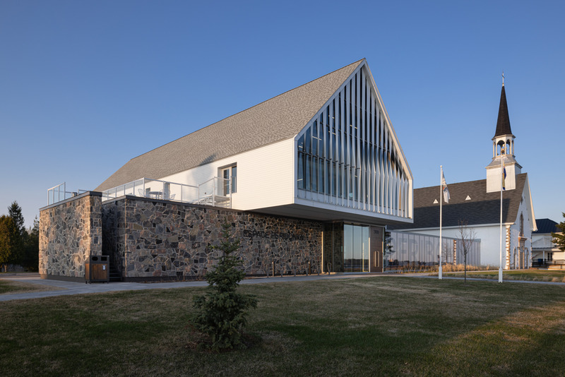 Dossier de presse | 7070-01 - Communiqué de presse | Espace Péribonka : un lieu culturel rayonnant au bord du Lac-Saint-Jean - Maîtres d’Œuvre Architectes (MDO) - Architecture institutionnelle - Crédit photo : Stéphane Groleau