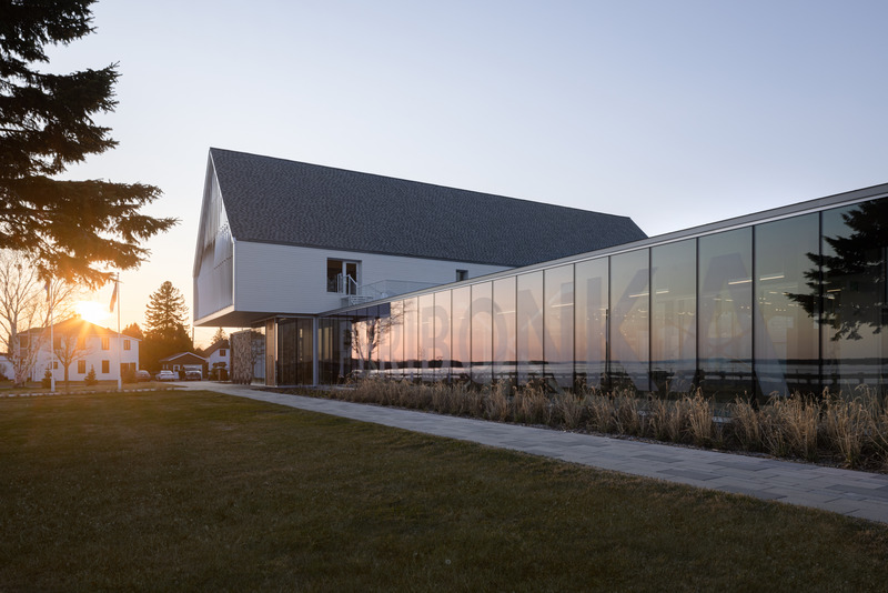 Dossier de presse | 7070-01 - Communiqué de presse | Espace Péribonka : un lieu culturel rayonnant au bord du Lac-Saint-Jean - Maîtres d’Œuvre Architectes (MDO) - Architecture institutionnelle - Crédit photo : Stéphane Groleau