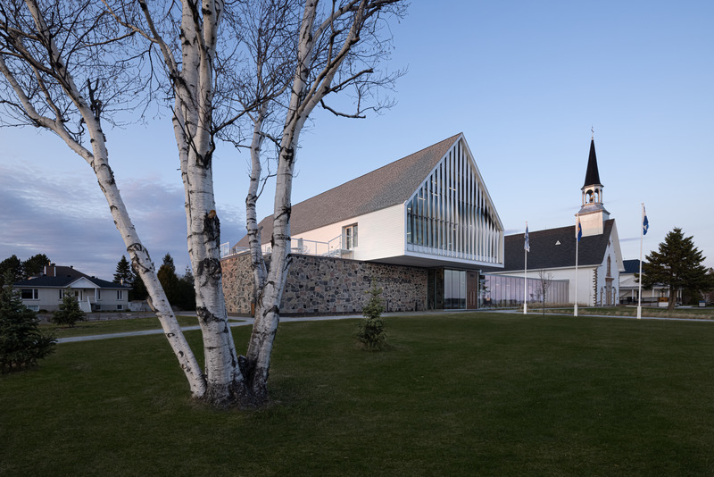 Dossier de presse | 7070-01 - Communiqué de presse | Espace Péribonka : un lieu culturel rayonnant au bord du Lac-Saint-Jean - Maîtres d’Œuvre Architectes (MDO) - Architecture institutionnelle - Crédit photo : Stéphane Groleau