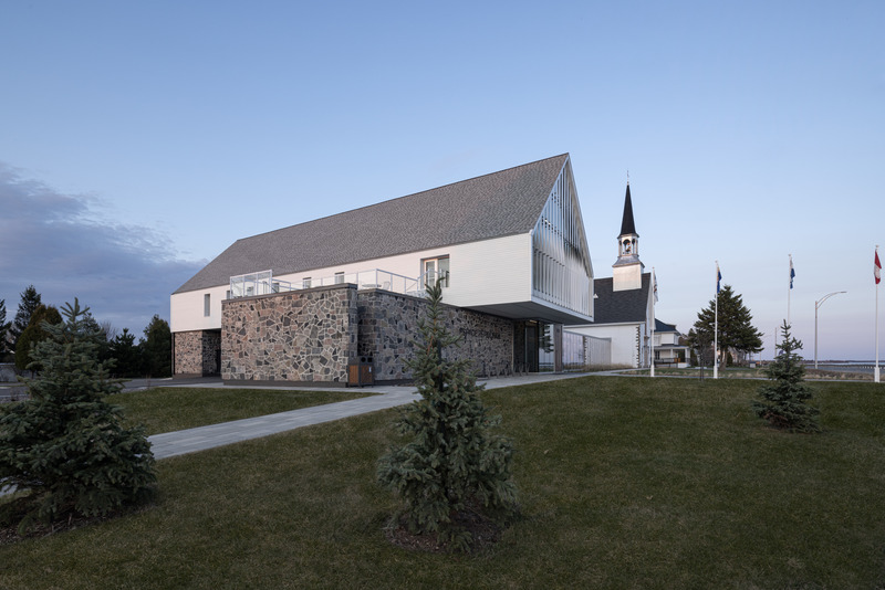Dossier de presse | 7070-01 - Communiqué de presse | Espace Péribonka : un lieu culturel rayonnant au bord du Lac-Saint-Jean - Maîtres d’Œuvre Architectes (MDO) - Architecture institutionnelle - Crédit photo : Stéphane Groleau