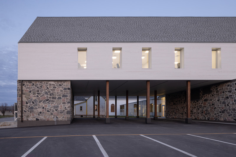 Dossier de presse | 7070-01 - Communiqué de presse | Espace Péribonka : un lieu culturel rayonnant au bord du Lac-Saint-Jean - Maîtres d’Œuvre Architectes (MDO) - Architecture institutionnelle - Crédit photo : Stéphane Groleau