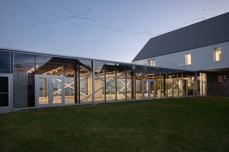 Dossier de presse | 7070-01 - Communiqué de presse | Espace Péribonka : un lieu culturel rayonnant au bord du Lac-Saint-Jean - Maîtres d’Œuvre Architectes (MDO) - Architecture institutionnelle - Crédit photo : Stéphane Groleau