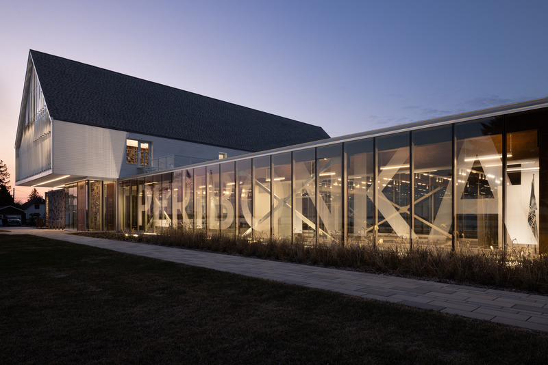 Dossier de presse | 7070-01 - Communiqué de presse | Espace Péribonka : un lieu culturel rayonnant au bord du Lac-Saint-Jean - Maîtres d’Œuvre Architectes (MDO) - Architecture institutionnelle - Crédit photo : Stéphane Groleau