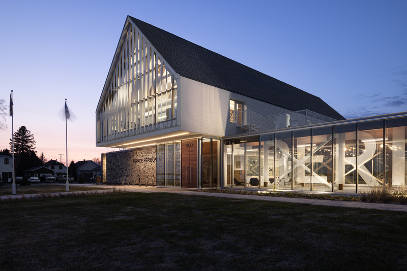 Dossier de presse | 7070-01 - Communiqué de presse | Espace Péribonka : un lieu culturel rayonnant au bord du Lac-Saint-Jean - Maîtres d’Œuvre Architectes (MDO) - Architecture institutionnelle - Crédit photo : Stéphane Groleau