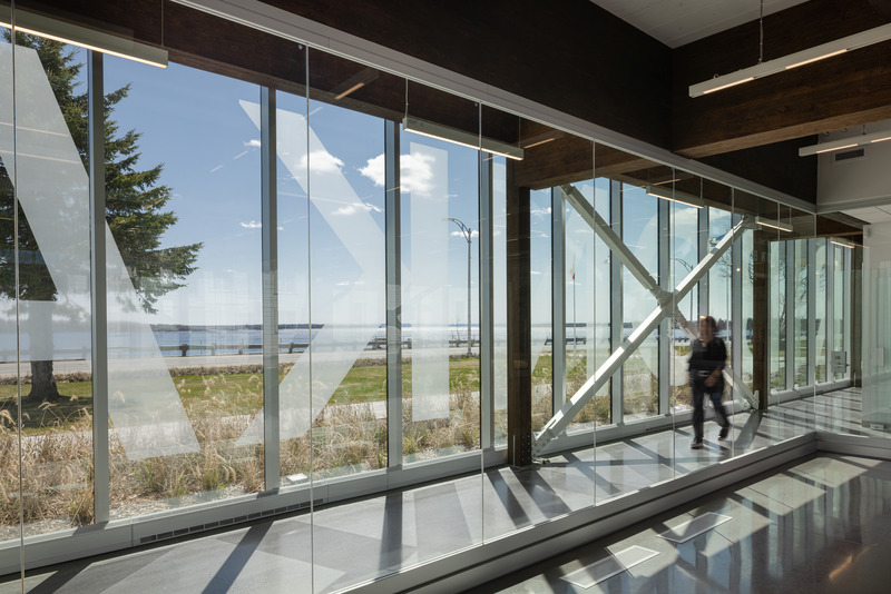 Dossier de presse | 7070-01 - Communiqué de presse | Espace Péribonka : un lieu culturel rayonnant au bord du Lac-Saint-Jean - Maîtres d’Œuvre Architectes (MDO) - Architecture institutionnelle - Crédit photo : Stéphane Groleau