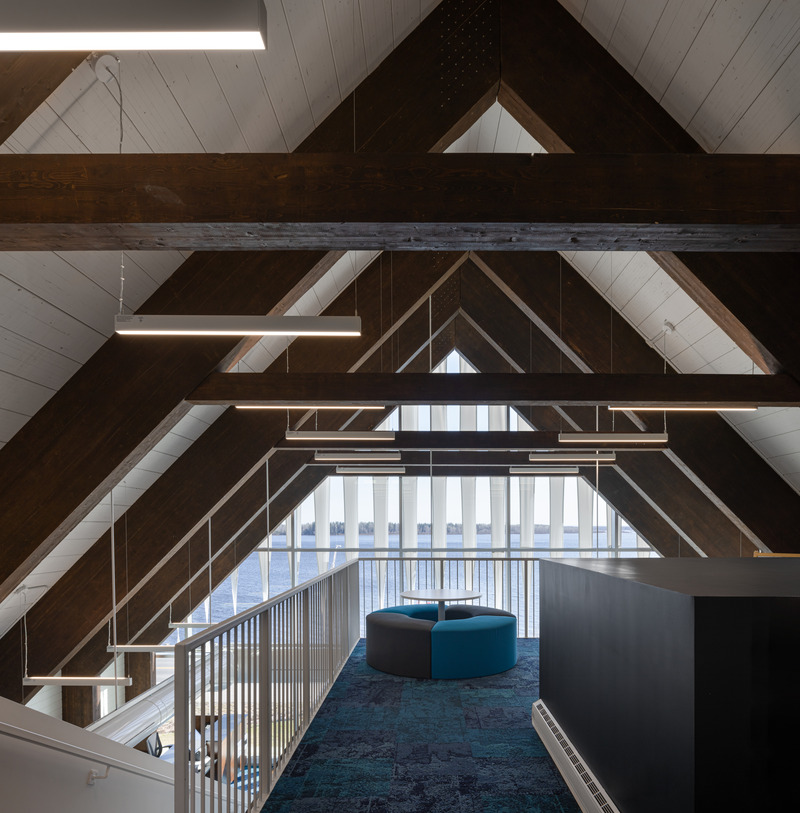 Dossier de presse | 7070-01 - Communiqué de presse | Espace Péribonka : un lieu culturel rayonnant au bord du Lac-Saint-Jean - Maîtres d’Œuvre Architectes (MDO) - Architecture institutionnelle - Crédit photo : Stéphane Groleau