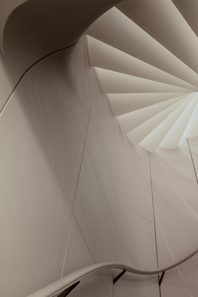 Press kit | 889-06 - Press release | BURDIFILEK Sets Sail Into the World of Luxury Yachting With Entourage - BURDIFILEK - Residential Interior Design - Detail view of the leather upholstered stairwell wall with undulating railing. - Photo credit: Guillaume Plisson