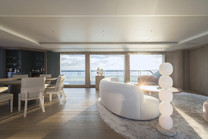Press kit | 889-06 - Press release | BURDIFILEK Sets Sail Into the World of Luxury Yachting With Entourage - BURDIFILEK - Residential Interior Design - Living and dining room in the main salon with expansive views of the ocean at sunsets. - Photo credit: Guillaume Plisson