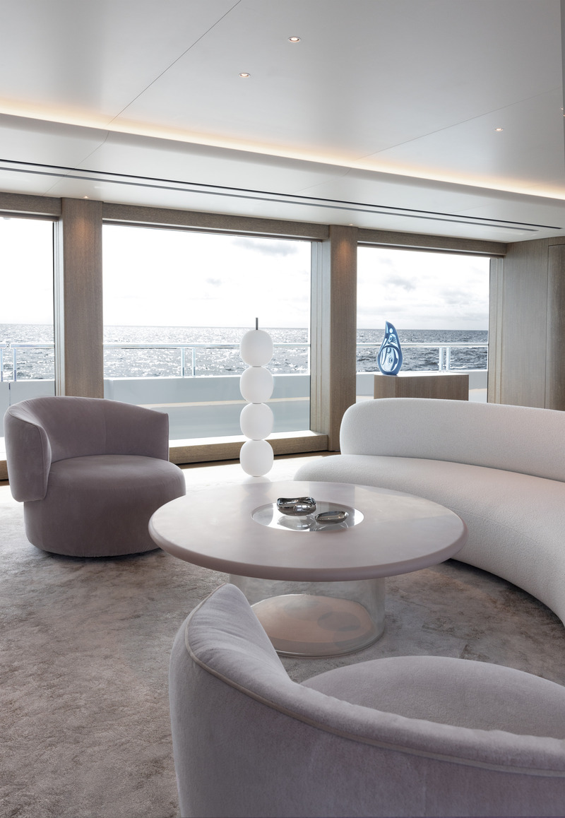 Press kit | 889-06 - Press release | BURDIFILEK Sets Sail Into the World of Luxury Yachting With Entourage - BURDIFILEK - Residential Interior Design - Curved furnishings adds a touch of gentleness and a calming feeling to the interior of the salon. - Photo credit: Guillaume Plisson
