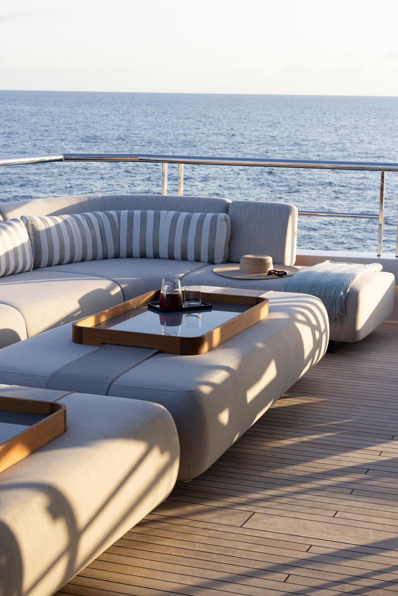 Press kit | 889-06 - Press release | BURDIFILEK Sets Sail Into the World of Luxury Yachting With Entourage - BURDIFILEK - Residential Interior Design - The soft curves of the ergonomically designed pieces, draped in neutral-toned fabrics strikes a balance with the classic touch of the wood. - Photo credit: Guillaume Plisson
